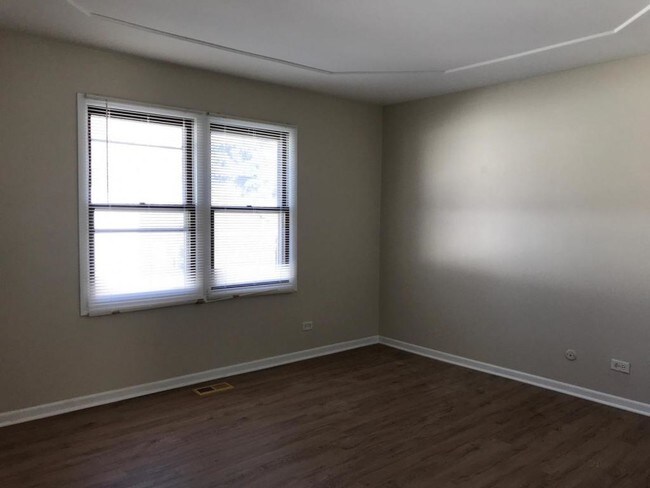 Building Photo - 2372 Crescent Ln S