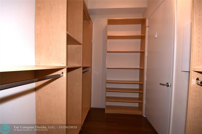 Building Photo - 20000 E Country Club Dr