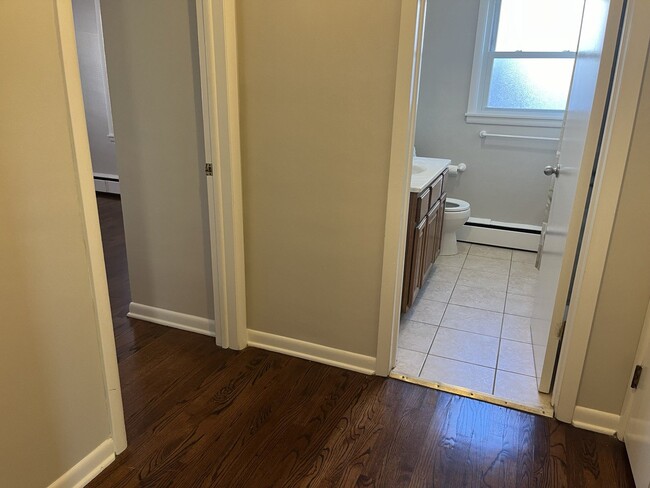 Building Photo - A 3 bedroom apartmen in Des Plaines