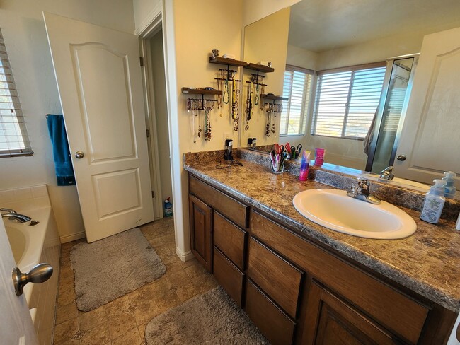 Building Photo - Great 5 Bed 2.5 Bath Home Newly Remodeled