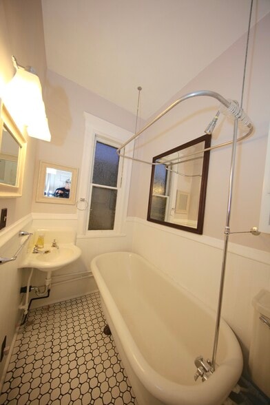 Building Photo - 1334 Monroe St NE