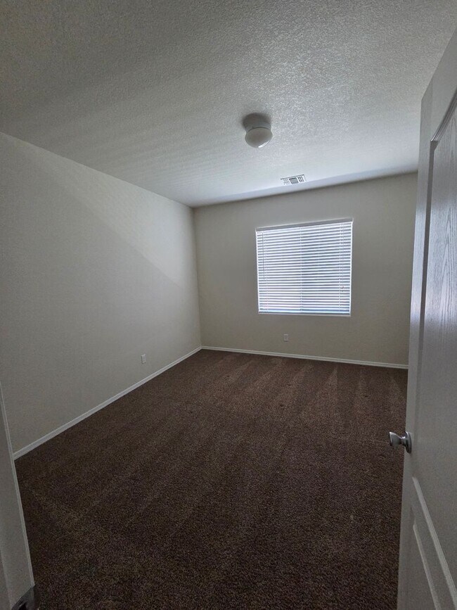 Building Photo - NW 3/BD 2/BA 2/CG Single Story