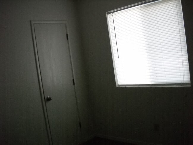 Building Photo - Great views on one acre.