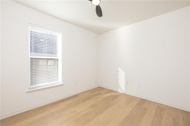 Building Photo - 1115 N Leverett Ave