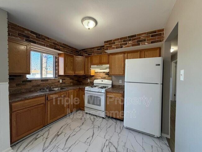 Building Photo - 1665 Queens Dr