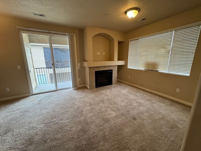 Building Photo - Great 2 bed, 2 bath town home in Lehi