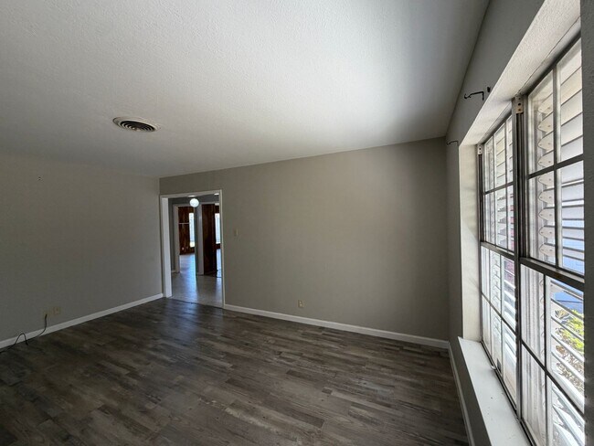Building Photo - 749 Burkshire Dr