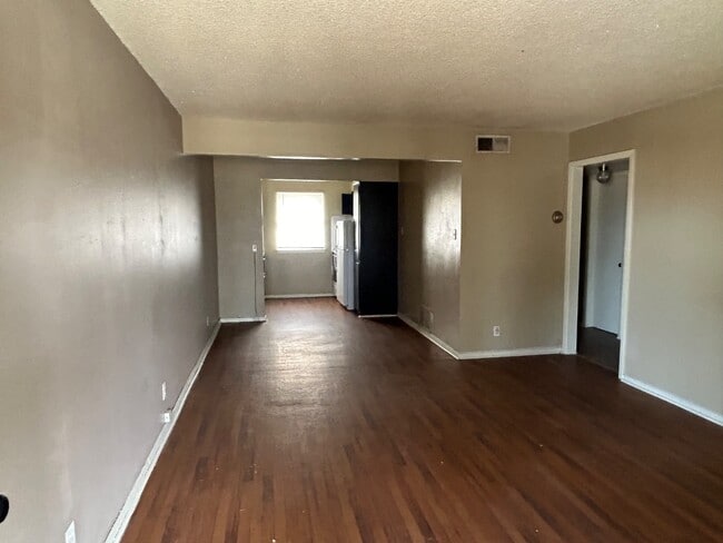 Building Photo - 1900 W 9th St