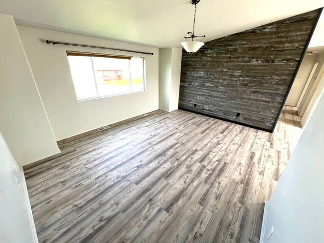 Building Photo - Pet Friendly 4 Bed 2 Bath Single Family Home W/ Fully Fenced Yard, Double Car Garage Located in E...