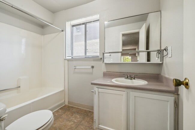 Building Photo - 2110 N Williams St