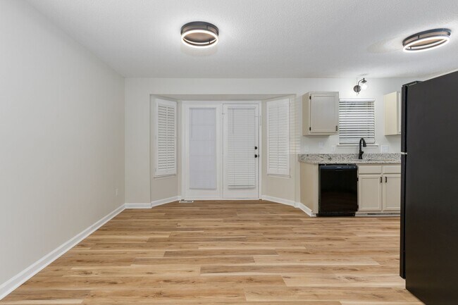 Building Photo - Beautifullly renovated home with easy access to I-26