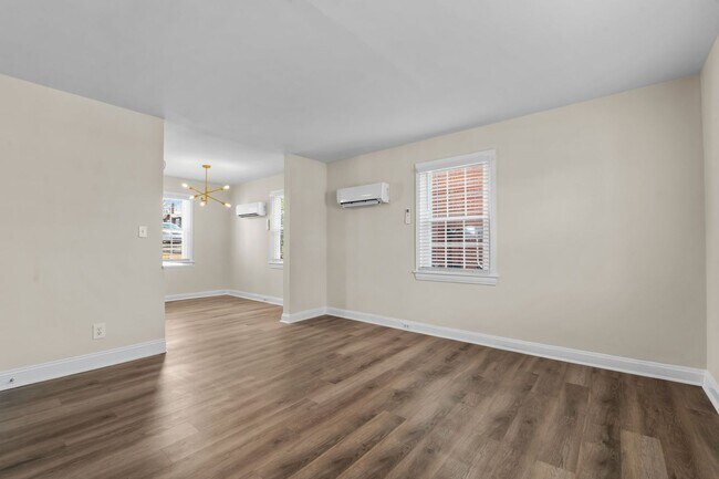 Building Photo - 910 Clarendon St