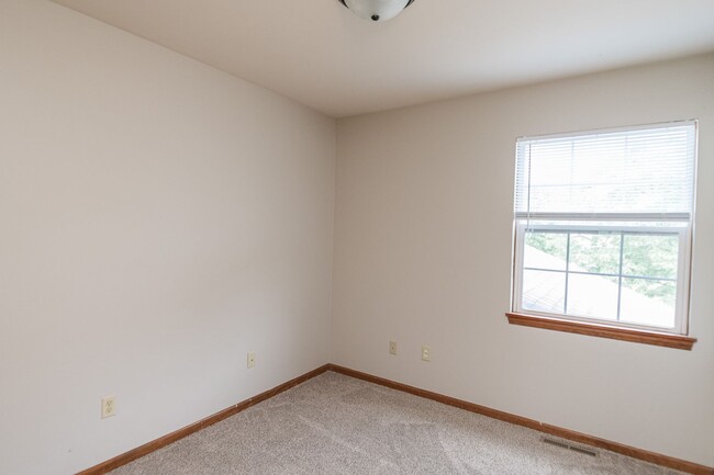 Building Photo - 3 bedroom / 2.5 bathroom Townhome for Rent...