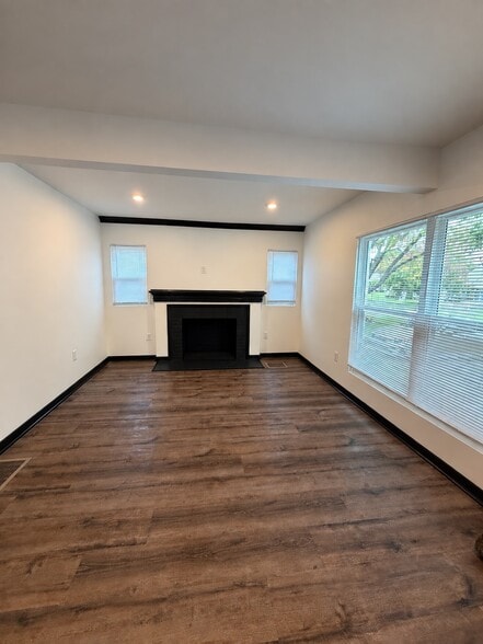Building Photo - 2819 White Oak Dr