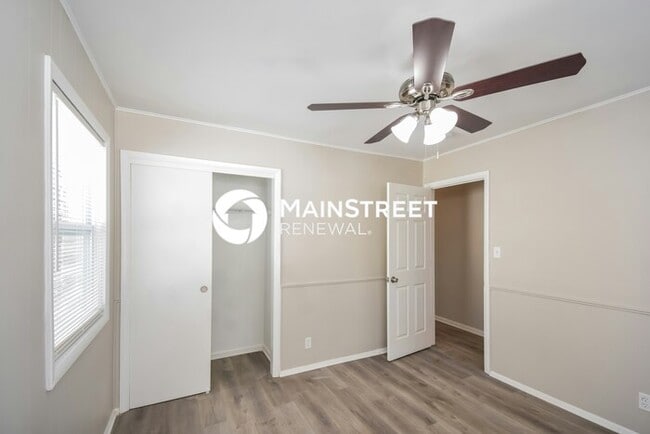 Building Photo - 4 Bedroom Pet-Friendly Home in INDIANAPOLIS, IN with Main Street Renewal