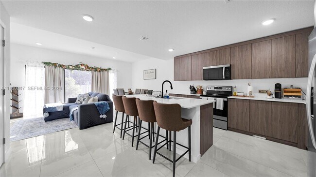 Building Photo - 417 NW 13 Ct