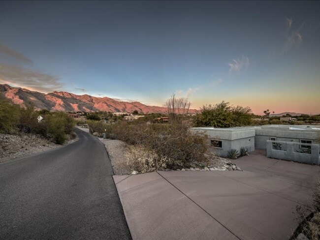 Building Photo - 4 Bedrooms, 3 Bathrooms