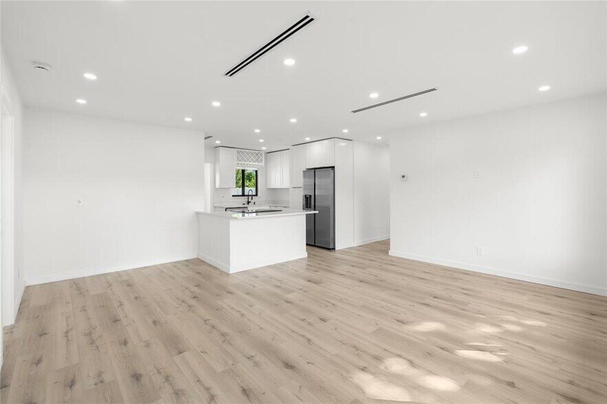 Building Photo - 455 SW 14th Ct