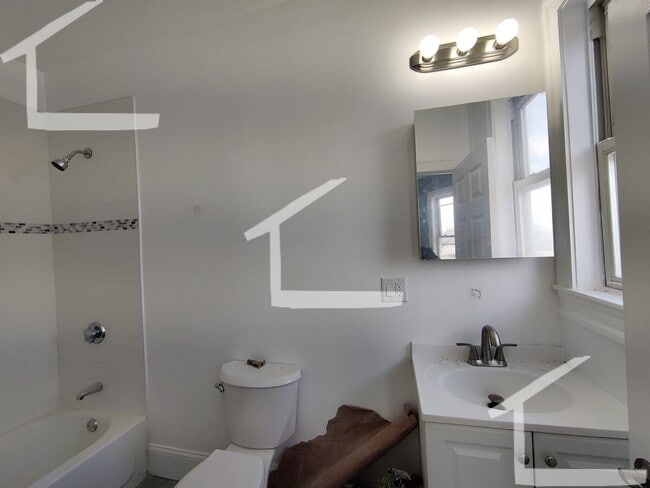 Building Photo - Huge 4 bed in Somerville