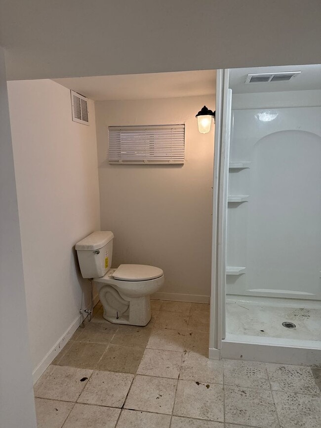 Building Photo - 328 W Mason St