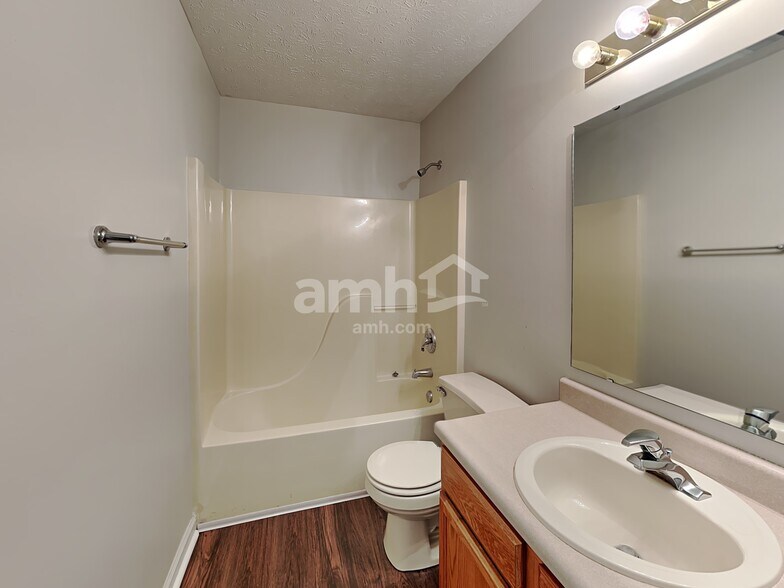 Building Photo - 1090 Meadowview Ct