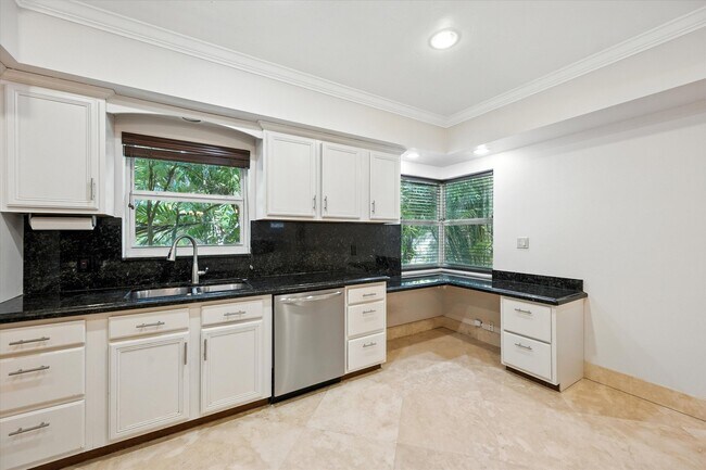 Building Photo - 632 N Lakeside Dr