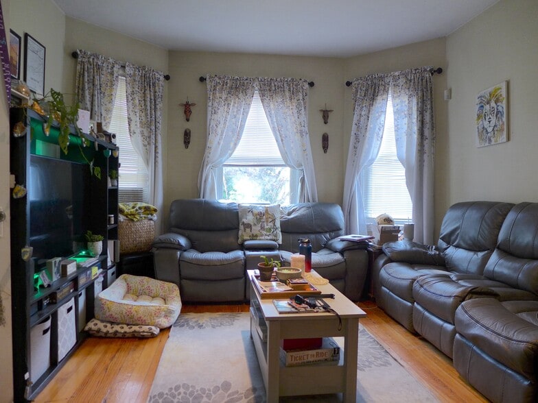 Primary Photo - 33 Oak Square Ave