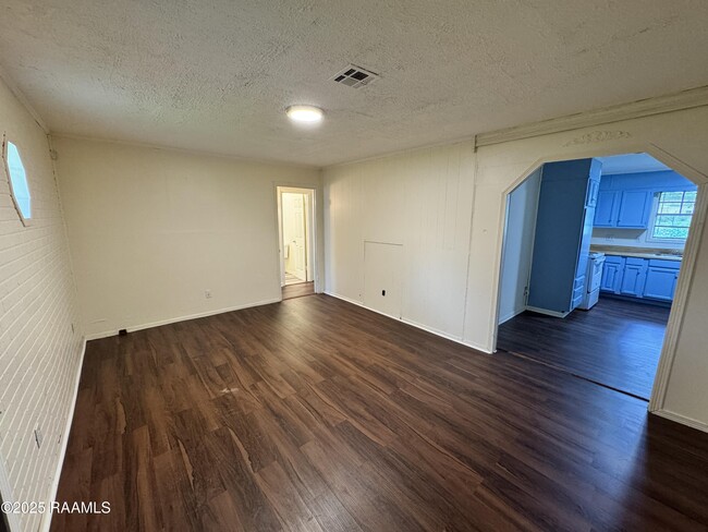Building Photo - 105 Chag St