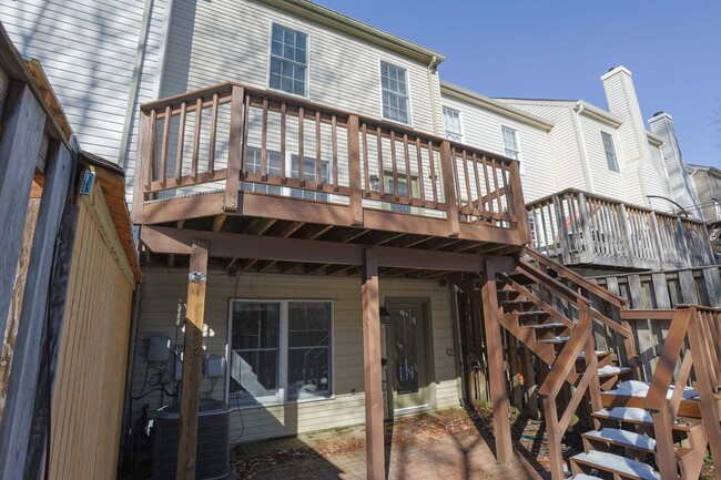 Building Photo - This 4 level townhouse in Westridge won't ...