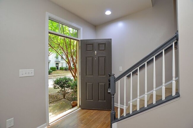 Building Photo - 2-bedroom end-unit w/ Bonus room!