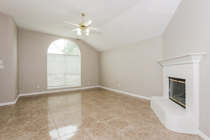Building Photo - 736 W Colony Dr