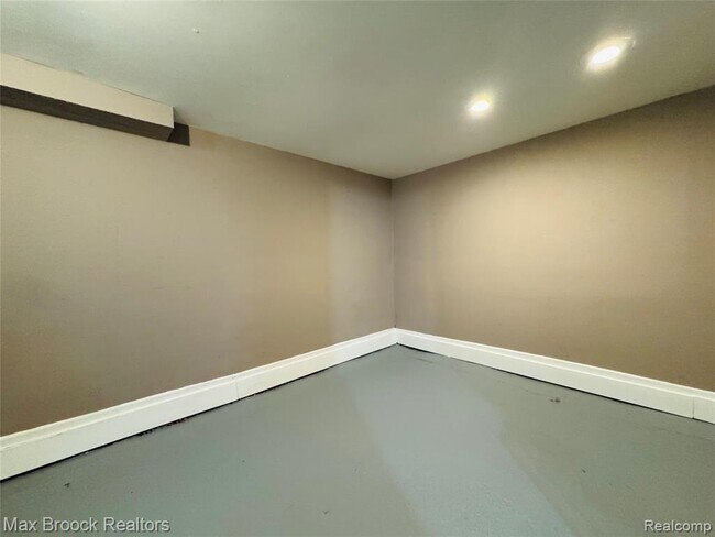 Building Photo - 510 Stratford Rd