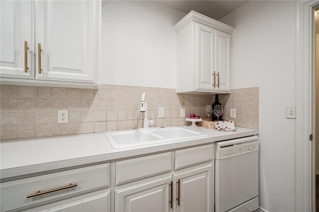 Building Photo - Absolutely Adorable, 2 bed, 2 bath, 2 car + study