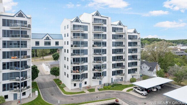 Building Photo - 2964 Lakeshore Dr