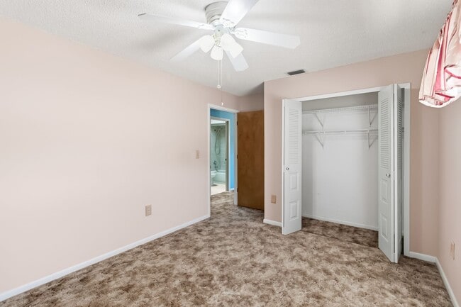 Building Photo - Charming 2/2 Spacious Home with/ 1 Car Garage in St. Cloud Close to the Lakefront Park