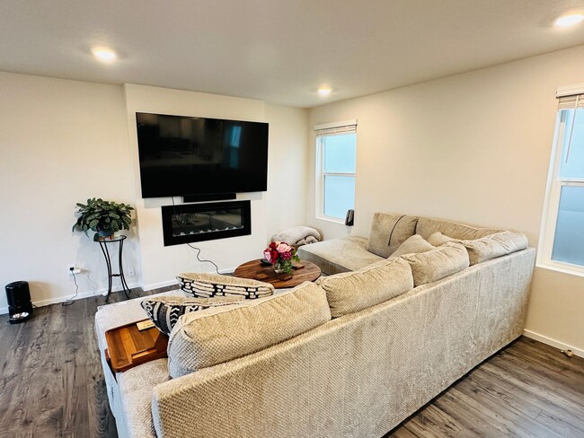 Building Photo - Beautiful Nearly New Ridgefield Home