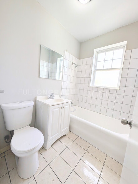 Building Photo - 6300 N Oakley Ave