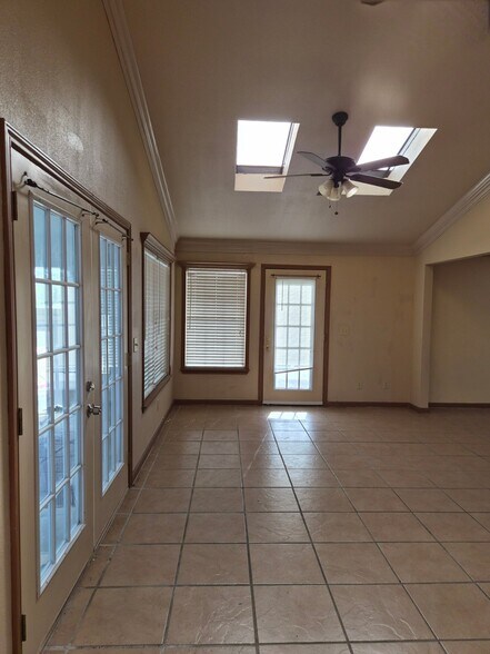 Building Photo - 6007 Secret Shores