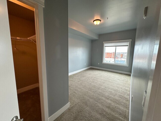 Building Photo - 1 Bed, 1 Bath Condo with Bellingham Bay View and parking garage