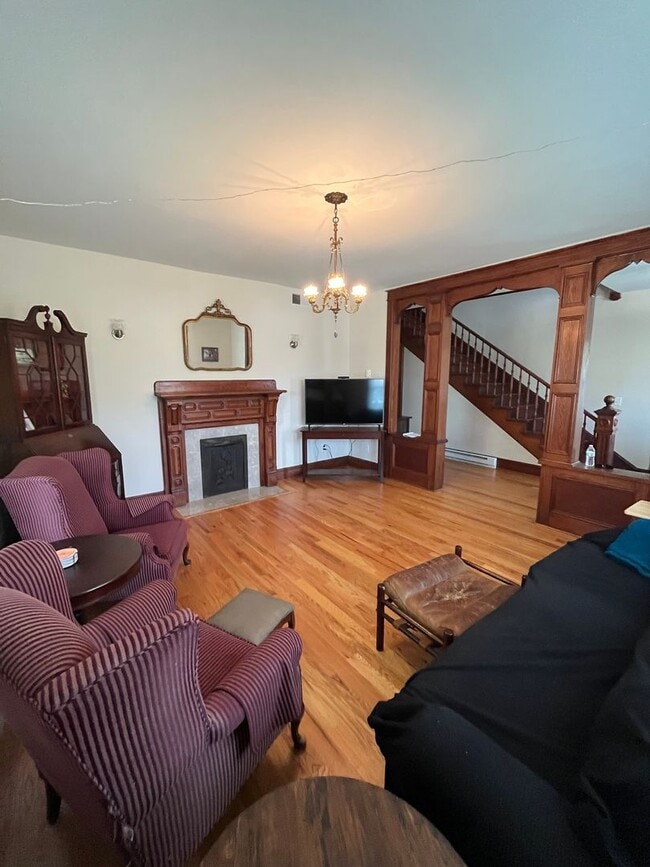 Building Photo - Beautiful 4-bedroom Farmhouse in Raphine a...