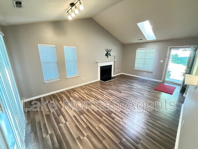 Building Photo - 8006 Maxwelton Dr