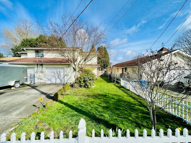 Building Photo - Beautiful Puyallup Duplex with Large Yard ...