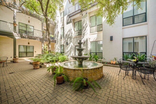 Building Photo - Downtown Luxury Condo with Rooftop Views -...