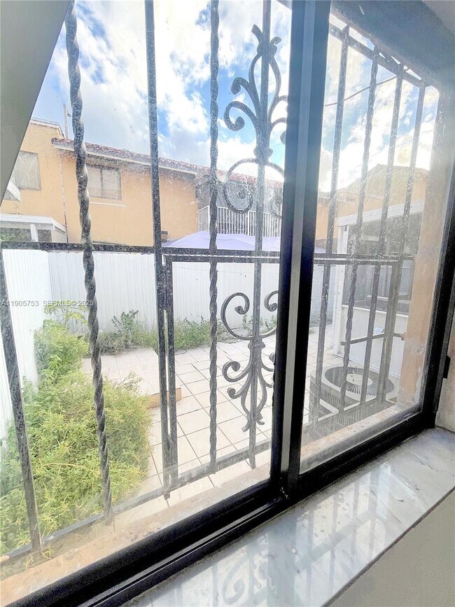 Building Photo - 2740 W 63rd St