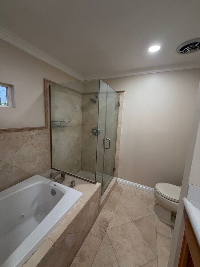 Building Photo - Large pool home with lots of space and gue...