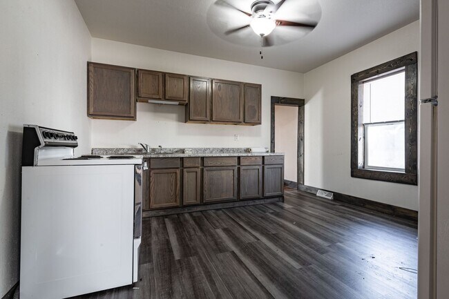 Building Photo - House w/ Yard and Garage