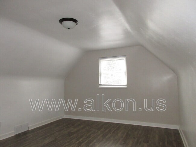 Building Photo - 346 Connor St