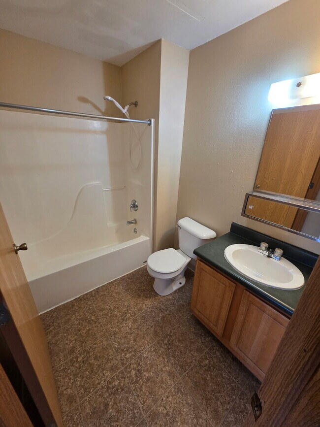 Building Photo - 3 Bedroom | 2 Bathroom 2nd Floor Unit in Oelwein AVAILABLE SOON!