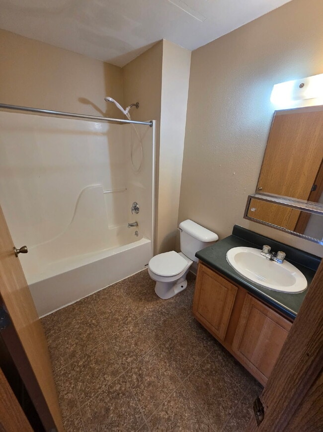 Building Photo - *WINTER MOVE-IN SPECIAL* 3 Bedroom | 2 Bathroom 2nd Floor Unit in Oelwein Available in RIGHT NOW!