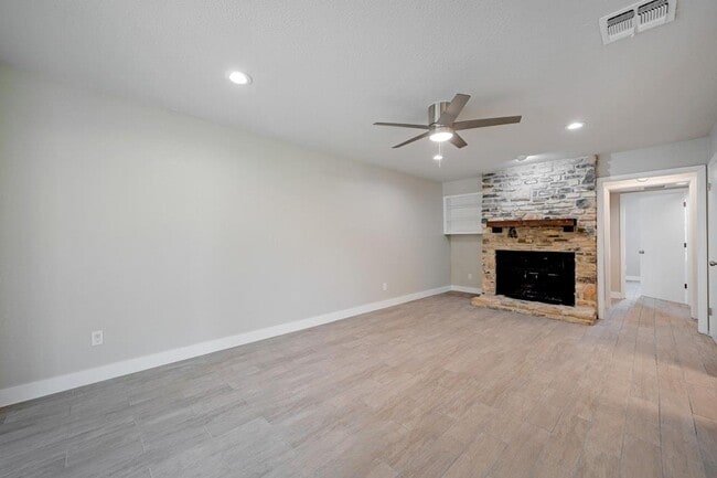 Building Photo - 10 Cypress Fairway Village